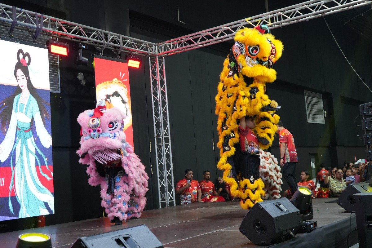 La tradicional Danza de leones y dragones por FA-YEN.