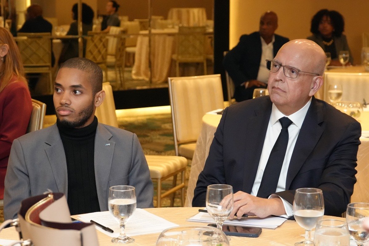 Vladimir Carranza, presidente de la Cámara Junior Alianza de Panamá - JCI Alianza Panamá y S.E. Mario López Chávarri, embajador del Perú en Panamá.