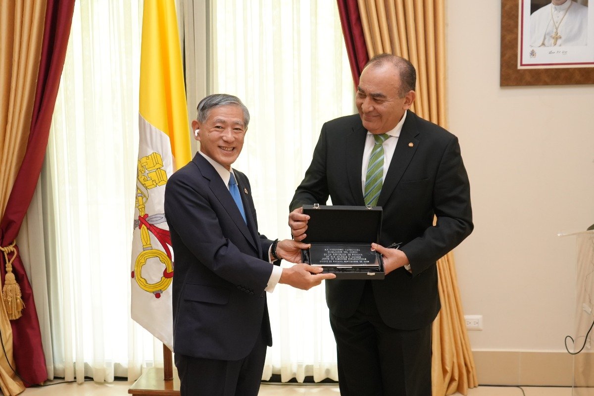 S.E. Enrique Jara Ocampos, embajador de la República del Paraguay en Panamá entrega reconocimiento por culminar su misión diplomática a S.E. Matsunaga Kazuyoshi, embajador de Japón en Panamá.