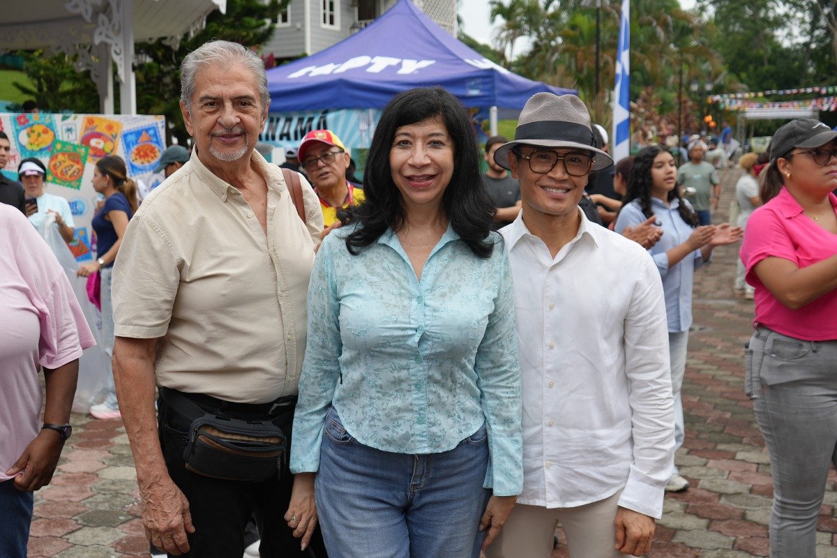 H.S. Ernesto Arroyave, esposo de la embajadora de la República de Costa Rica en Panamá, S.E. Bernardina Vargas, embajadora de la República de Costa Rica en Panamá y S.E. Hendra Halim, embajador de la República de Indonesia en Panamá.