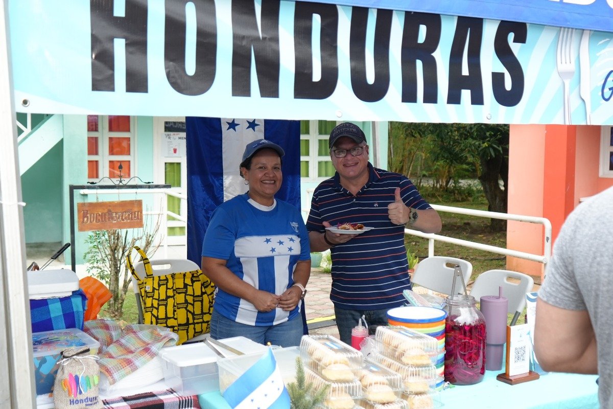 La gastronomía hondureña estuvo presente en el evento, con la participación de S.E. Rafael Sierra, embajador de Honduras en Panamá, quien compartió junto a los asistentes parte de los sabores y tradiciones de su país.