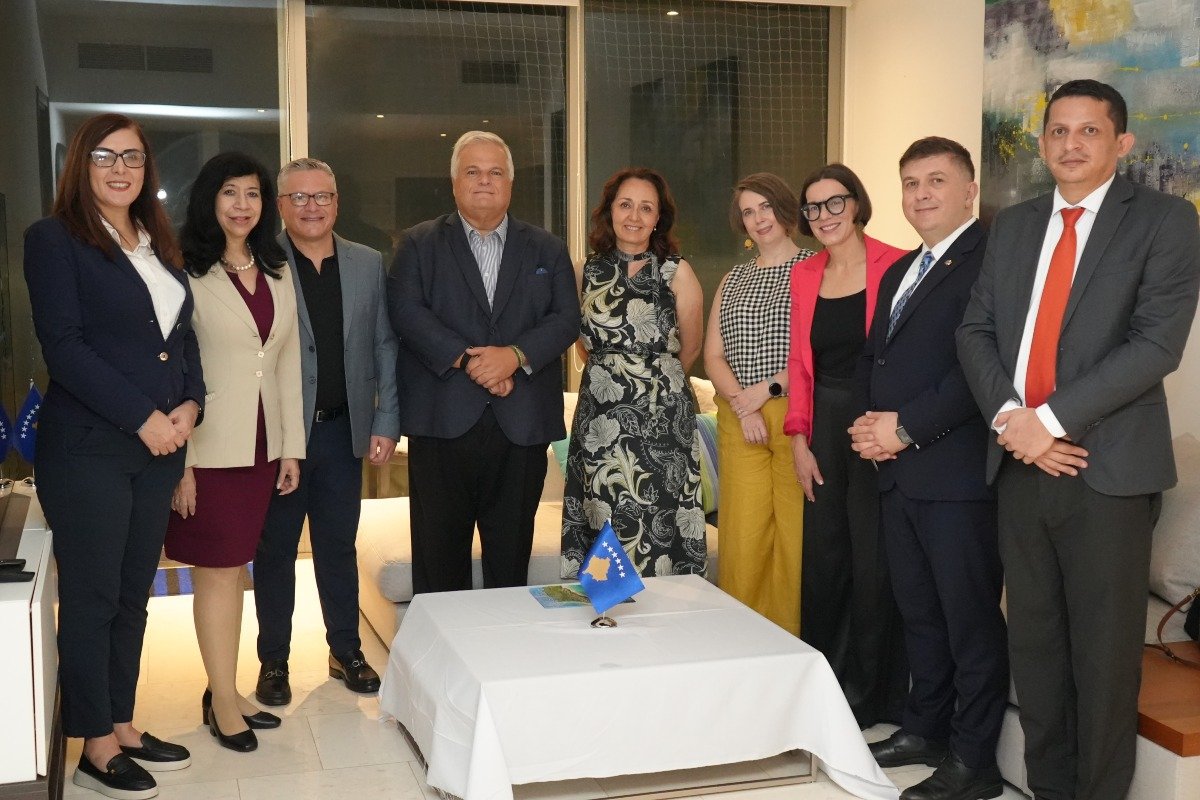 S.S Gjylymsere Ahmetgjekaj, jefa adjunta de misión de la embajada de la República de Kosovo en Panamá, S.E. Bernardina Vargas, embajadora de la República de Costa Rica en Panamá, S.E. Rafael Sierra, embajador de la República de Honduras en Panamá, S.E. Paulo Chaves, embajador de Portugal en Panamá, S.E Armağan İnci Ersoy, embajadora de la República de Türkiye en Panamá, S.E. Patricia Atkinson, embajadora de Canadá en Panamá, S.S. Laura Hochla, ministra consejera de la embajada de Estados Unidos en Panamá, S.E. Enis Xhemaili, embajador de la República de Kosovo en Panamá y Jorge Salazar, asistente de la embajada de la República de Kosovo en Panamá.
