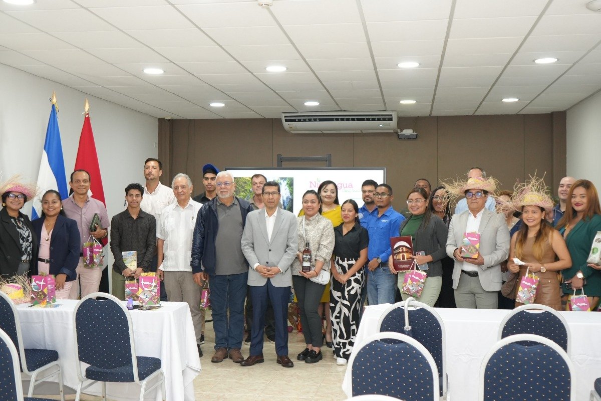 S.E. Carlos Antonio Midence, embajador de Nicaragua en Panamá junto a los participantes del encuentro que permitió conocer la oferta turística y cultural del país.