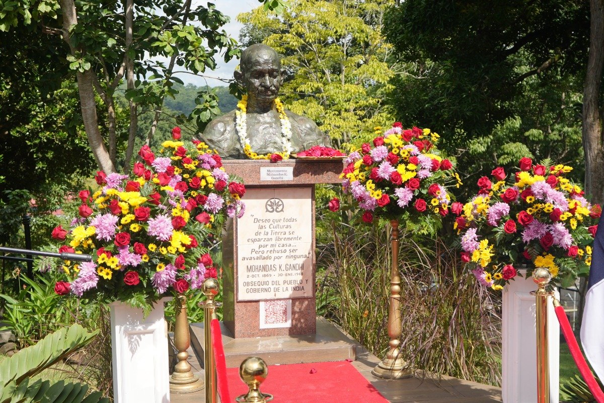 Ofrendas florales impuestas ante el monumento de Mahatma Gandhi durante la ceremonia conmemorativa por su natalicio.