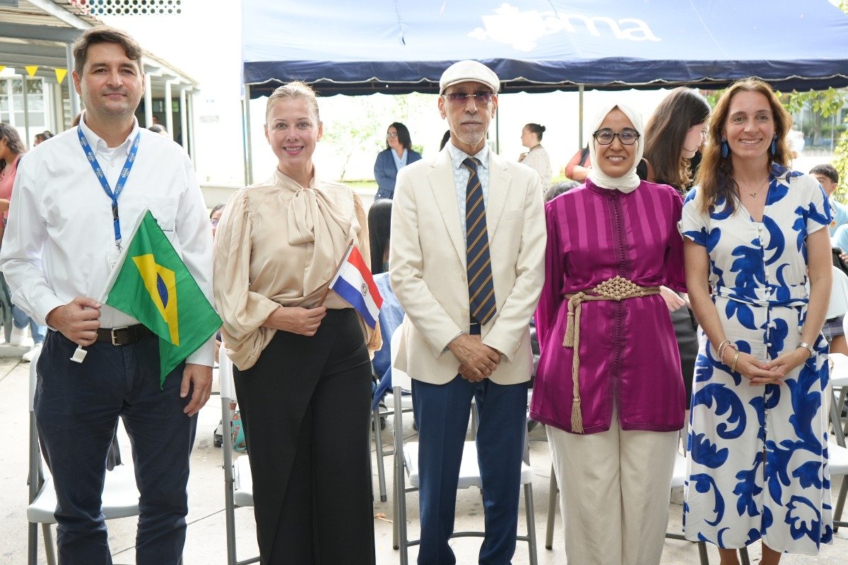 Plinio Portella, profesor del Instituto Guimarães Rosa Panamá, Laurent Fernández, agregada cultural de la embajada de la República del Paraguay en Panamá, S.S. Jamal Ramadán Abuagila, encargado de negocios a.i. del Estado de Libia en Panamá, Khadija Nait Alí Ouhaddou, consejera cultural de la embajada del Reino de Marruecos en Panamá y S.S. Josefina Gojenola, cónsul de la República de Argentina en Panamá.