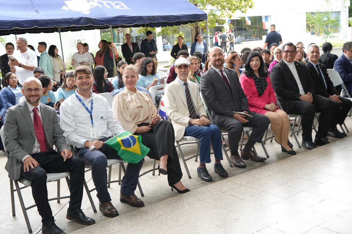 Mario Beltrán, encargado de los Asuntos Culturales y de Cooperación Internacional de la embajada de los Estados Unidos Mexicanos en Panamá, Plinio Portella, profesor del Instituto Guimarães Rosa Panamá, Laurent Fernández, agregada cultural de la embajada de la República del Paraguay en Panamá, S.S. Jamal Ramadán Abuagila, encargado de negocios a.i. del Estado de Libia en Panamá, S.E. Alejandro Sfeir Tonšić, embajador de la República de Chile en Panamá, S.E. Bernardina Vargas, embajadora de la República de Costa Rica en Panamá, Rvdo. P. Jorge Rivera-Rodríguez, rector magnífico de la Universidad Católica Santa María La Antigua, y Profesor Victor Cedeño, secretario General de la Universidad Católica Santa María La Antigua.