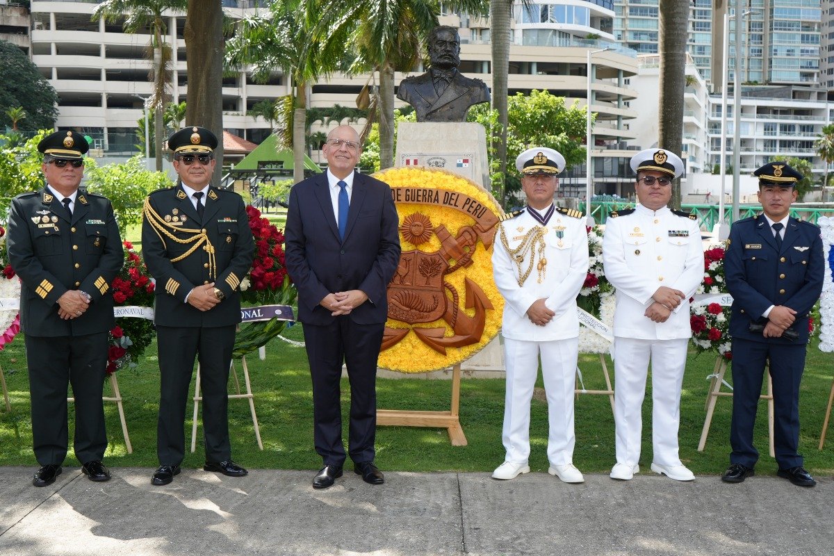 SS PNP Hernán Trujillo, Auxiliar de la Agregaduría Policial del Perú, Comandante PNP Julio Hinostroza, Agregado Policial Adjunto de Perú, S.E. Mario López, embajador del Perú en Panamá, Agregado de Defensa a la embajada del Perú en Panamá, Capitán de Navío José Luis Vega Vásquez, Técnico Primero SAD Jorge González y sub oficial 2da. FAP Luis Llancari.