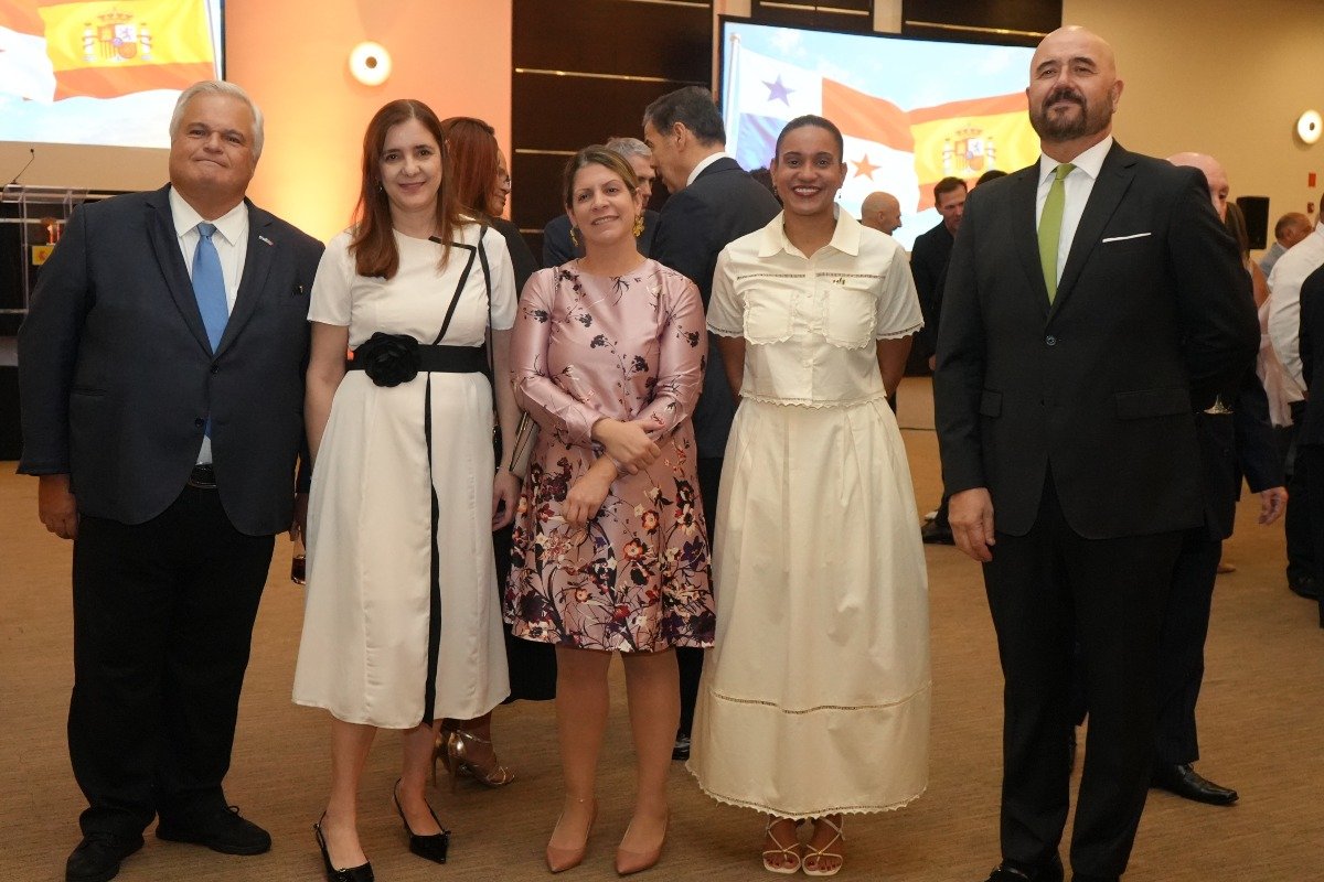 S.E. Paulo Chaves, embajador de Portugal en Panamá, S.E. Sandra Pitta, embajadora de la República de Argentina en Panamá, S.E. Carolina Villarrubia, embajadora de la República Oriental del Uruguay en Panamá, S.E. Amanda Martínez, embajadora de Barbados en Panamá y S.E. Alejandro Sfeir Tonšić, embajador de la República de Chile en Panamá. 