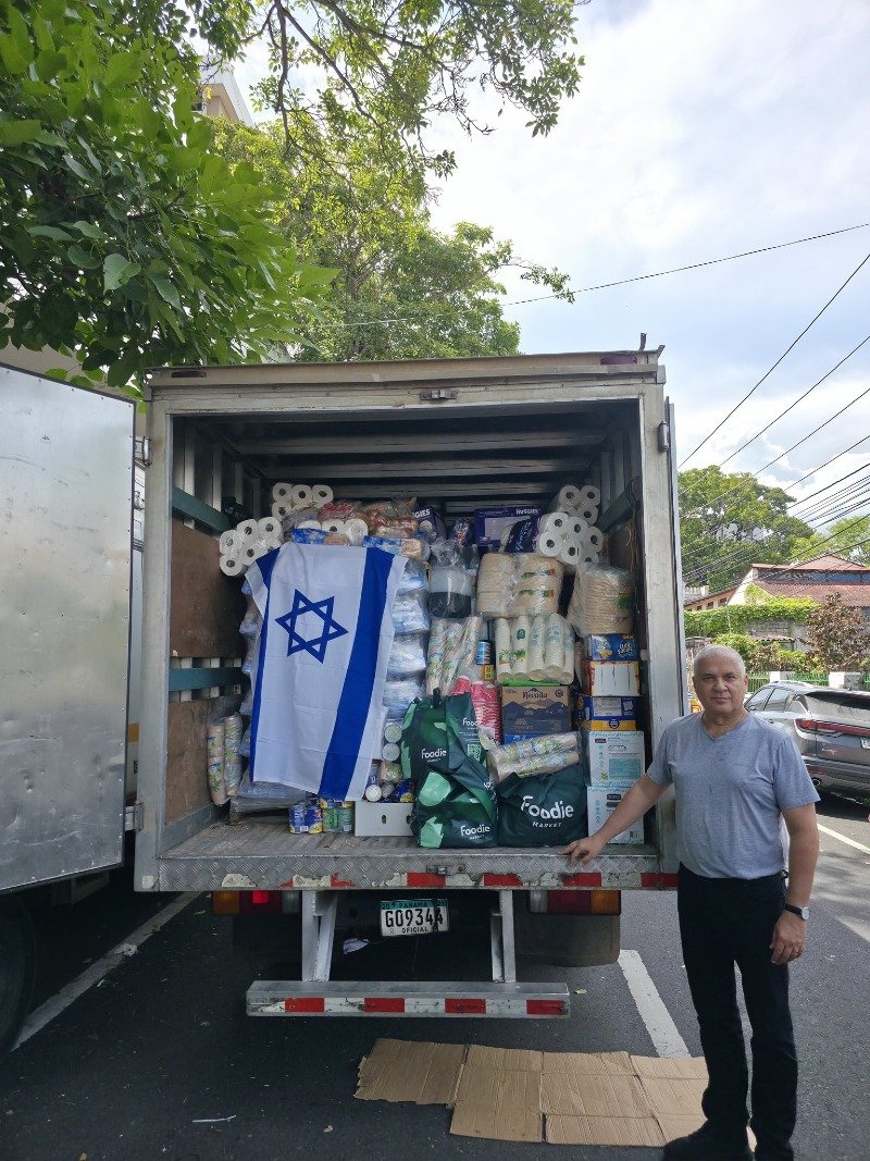 S.E. Mattanya Cohen, embajador del Estado de Israel en Panama, junto a parte de los insumos destinados a apoyar a los residentes de Playa Venao.