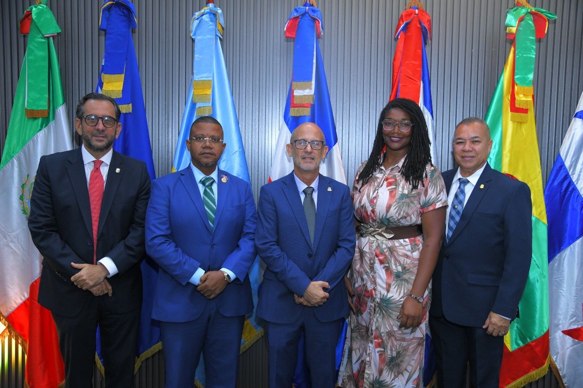 El diputado Jorge Cavoli, 2do vicepresidente, el senador Francisco A. Lacroes de San Martin, diputado Rolando González Patricio, presidente del PARLATINO,  la senadora Otami S.S. Thomasia de Aruba, presidenta de la Comisión, y el senador Ramón Yung de Curazao, secretario.