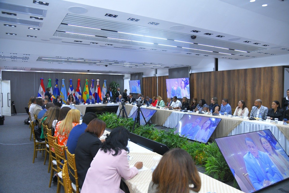 Comisión Especial del Caribe del Parlamento Latinoamericano y Caribeño (PARLATINO), legisladores, especialistas y representantes de organismos internacionales durante la reunión ordinaria.