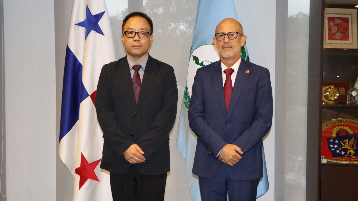 Su Excelencia Zhang Xiangyan, Embajador de la República Popular China en Panamá y El presidente del PARLATINO, diputado Rolando González Patricio.