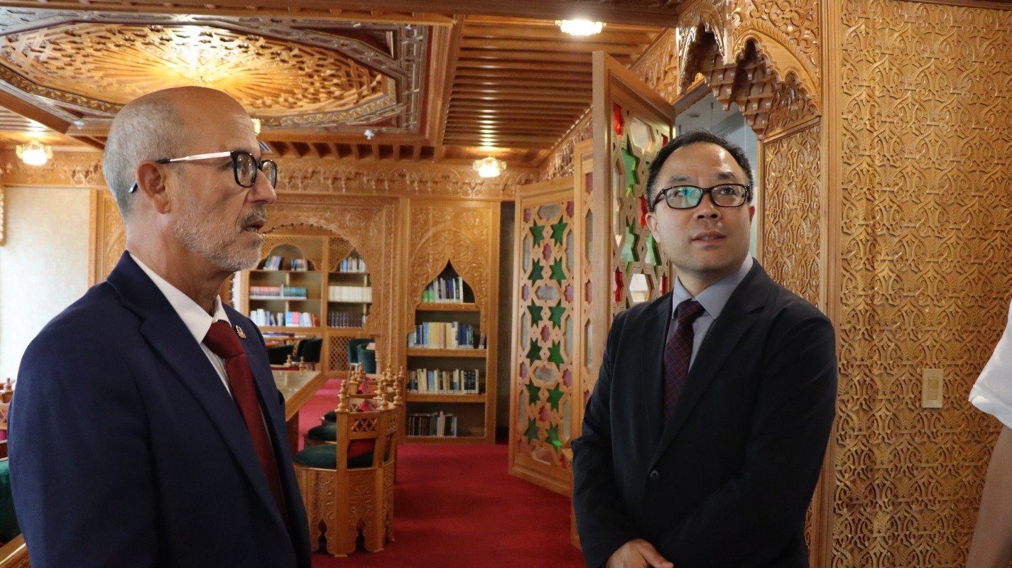 El presidente del PARLATINO, diputado Rolando González Patricio, acompañó a Su Excelencia Zhang Xiangyan, Embajador de la República Popular China en Panamá durante un recorrido por las instalaciones de la sede permanente del organismo.