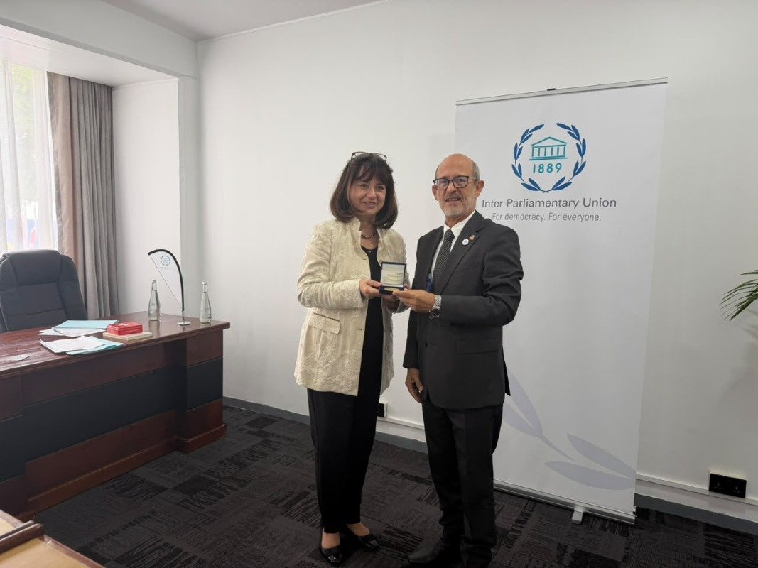 Anda Filip, secretaria general de la Unión Interparlamentaria (UIP), junto al diputado Rolando González Patricio, presidente del Parlamento Latinoamericano y Caribeño (PARLATINO).