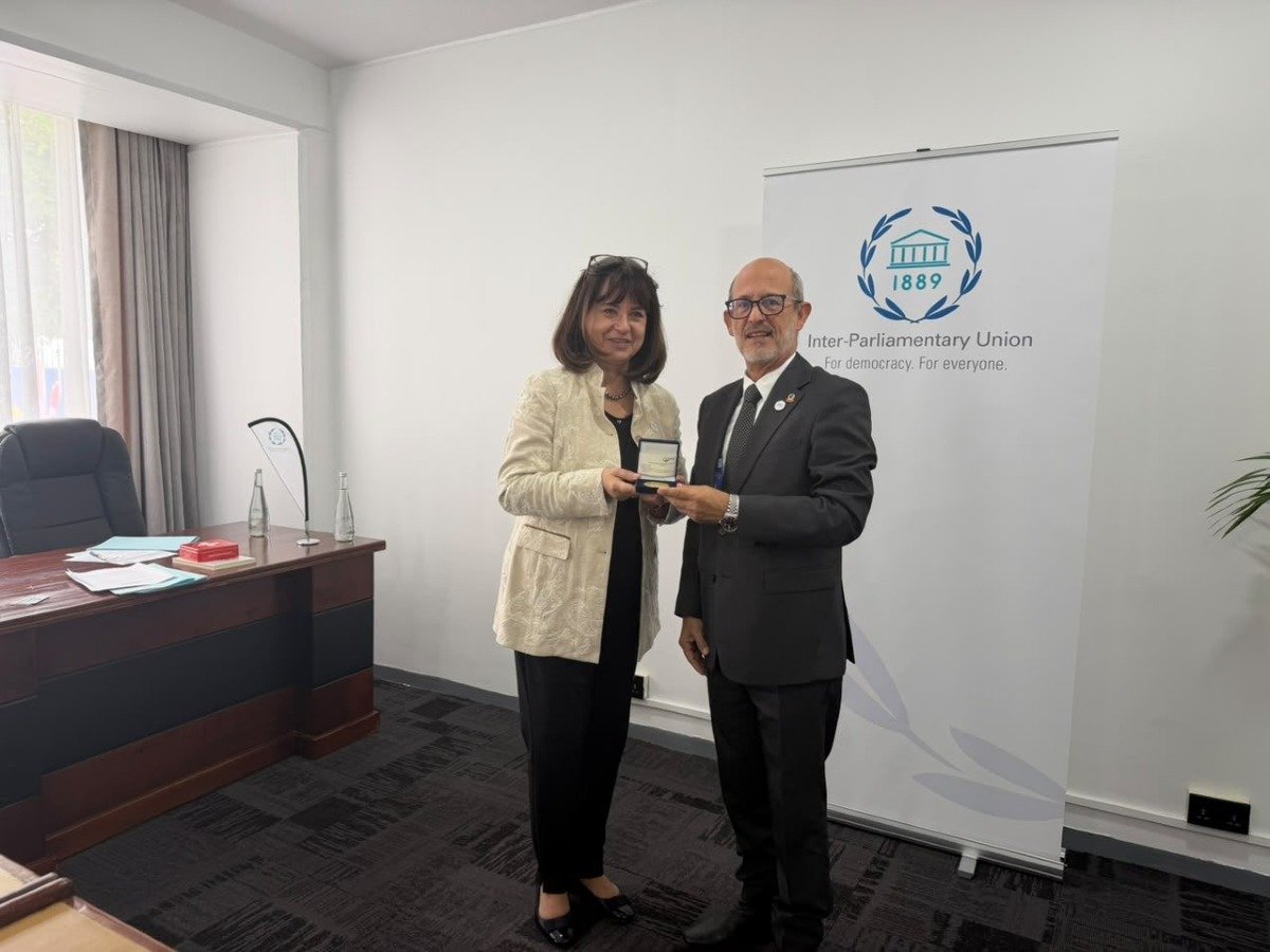 Presidente del PARLATINO Sostiene Encuentro con la Secretaria General de la UIP Durante la 153.ª Asamblea