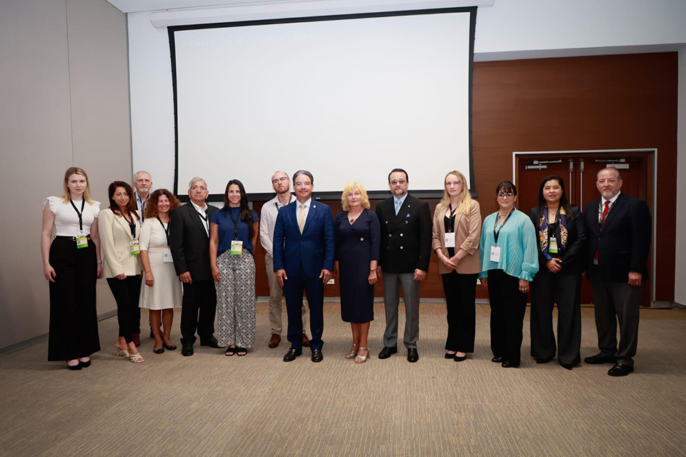 S.S. Jolanta Janek, Jefa de Misión de Polonia en Panamá; S.E. Julio Moltó, Ministro de Comercio e Industrias; S.E Eduardo Arando, Viceministro de Comercio, Directores del Ministerio de Comercio, representantes de la Embajada de Polonia en Panamá, de la Agencia Polaca de Inversiones y Comercio (PAIH) y empresarios polacos