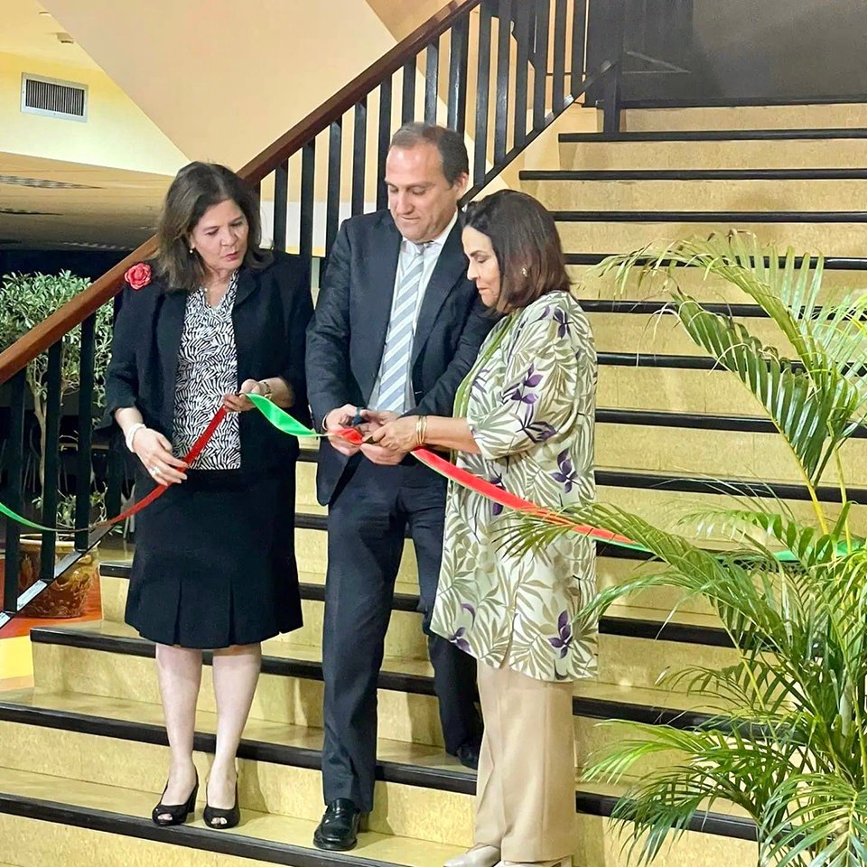 Corte de cinta de la la exposición "Volver a los pasos dados: José Saramago".