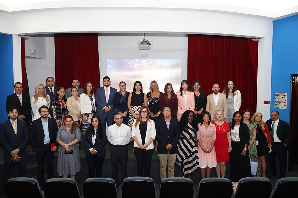 Licenciada Yisel Reina Rodríguez, Secretaria General del Servicio Nacional de Migración; Licenciada Ethazel Gómez, Jefa de Relaciones Internacionales, en compañía de miembros del Cuerpo Consular en Panamá.