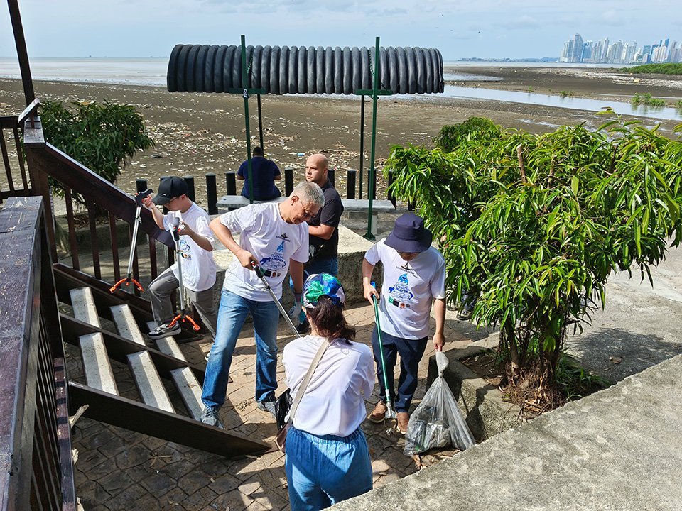 Por segundo año consecutivo la Embajada de China en Panamá participa de la jordana de limpieza de playa en Costa del Este.