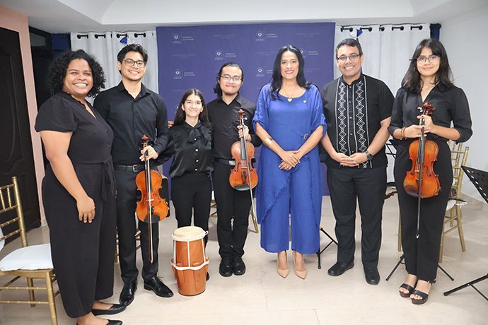 S.E. Iveth Pineda Panameño, embajadora de El Salvador en compañía de miembros de la Orquesta de Cámara del Istmo.