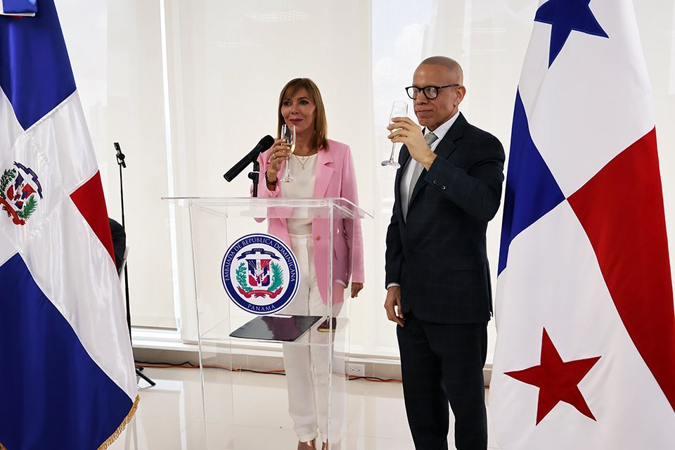 S.S. Gina D' Alessandro, Encargada de Negocios, a.i, de la Embajada de la República Dominicana; S.E. Gean Carlos Soler Torrijos, Viceministro de Relaciones Exteriores Encargado