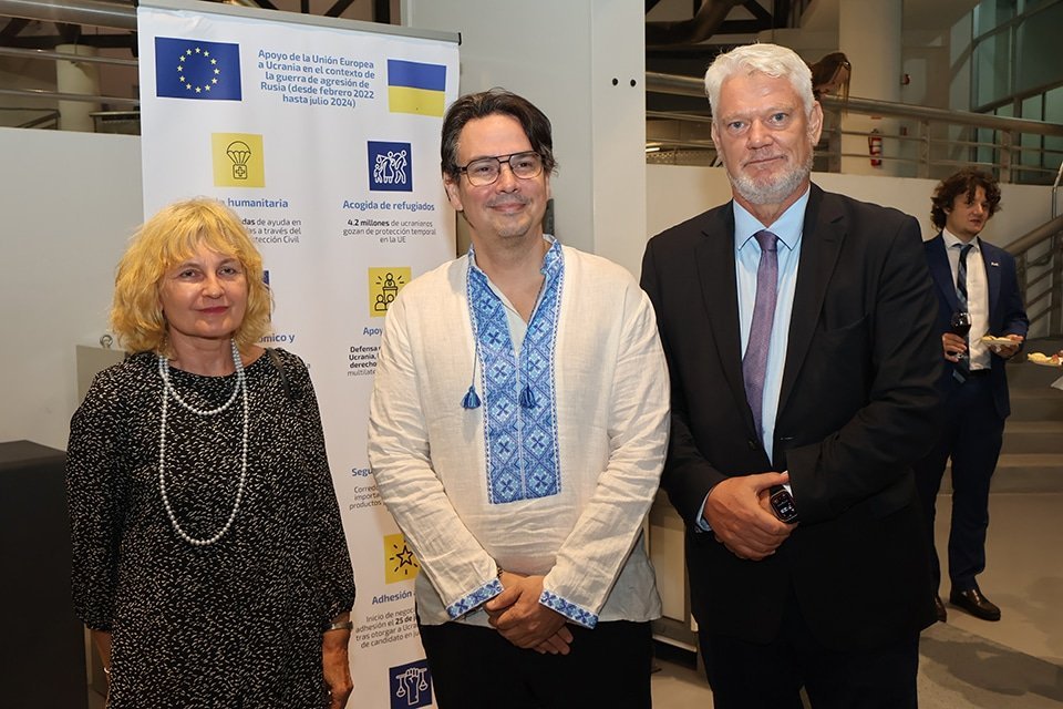 S.S. Jolanta Janek, Ministra Plenipotenciaria Encargada de Negocios a.i.; SS Nicolás Vudkelja Duque, Cónsul Honorario de Ucrania en Panamá y Joachim Christoph Schmillen, Embajador de la República Federal de Alemania