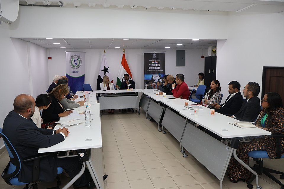 "Diálogo Abierto: Descifrando la Conexión entre India y Panamá"