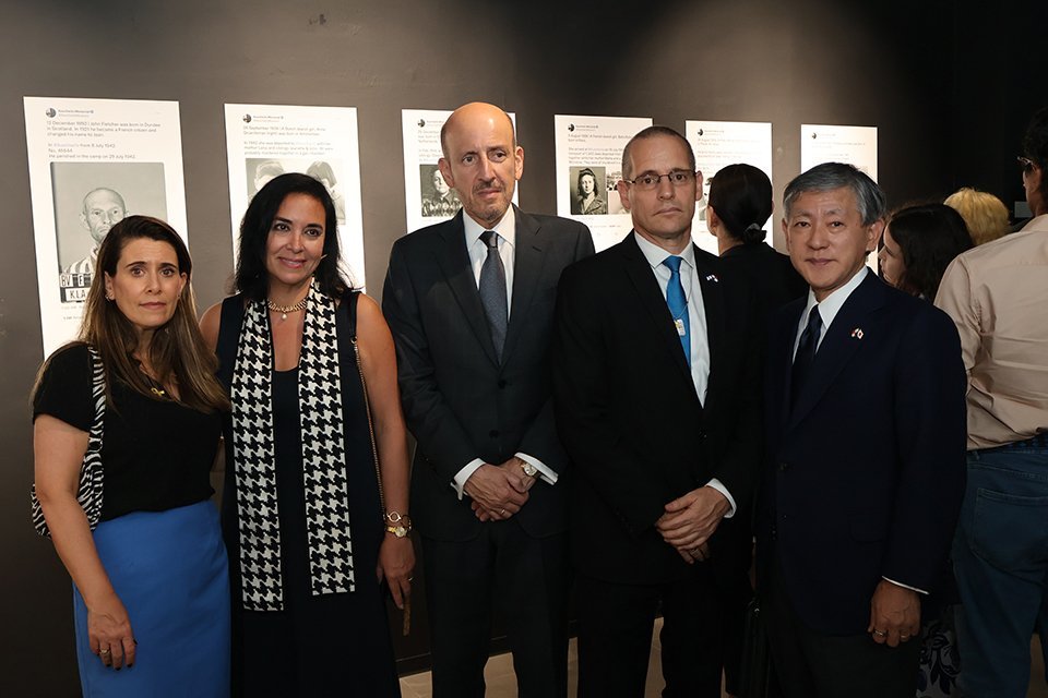 H.S. Sarit Gold Bardov; H.S. Doris Ugaz; S.E. Rubén Farje, representante de la OEA en Panamá; S.E. Itai Bardov, embajador de Israel; S.E. Kazuyoshi Matsunaga, embajador de Japón