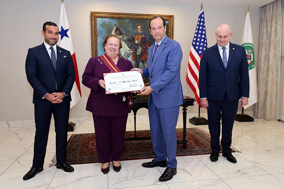 S.E. Carlos Ruiz Hernández, Vicecanciller; S.E. Mari Carmen Aponte, embajadora de Estados Unidos; Ministro de Relaciones Exteriores Javier Martínez-Acha Vásquez y el Viceministro de Asuntos multilaterales y de Cooperación Carlos Guevara Mann,