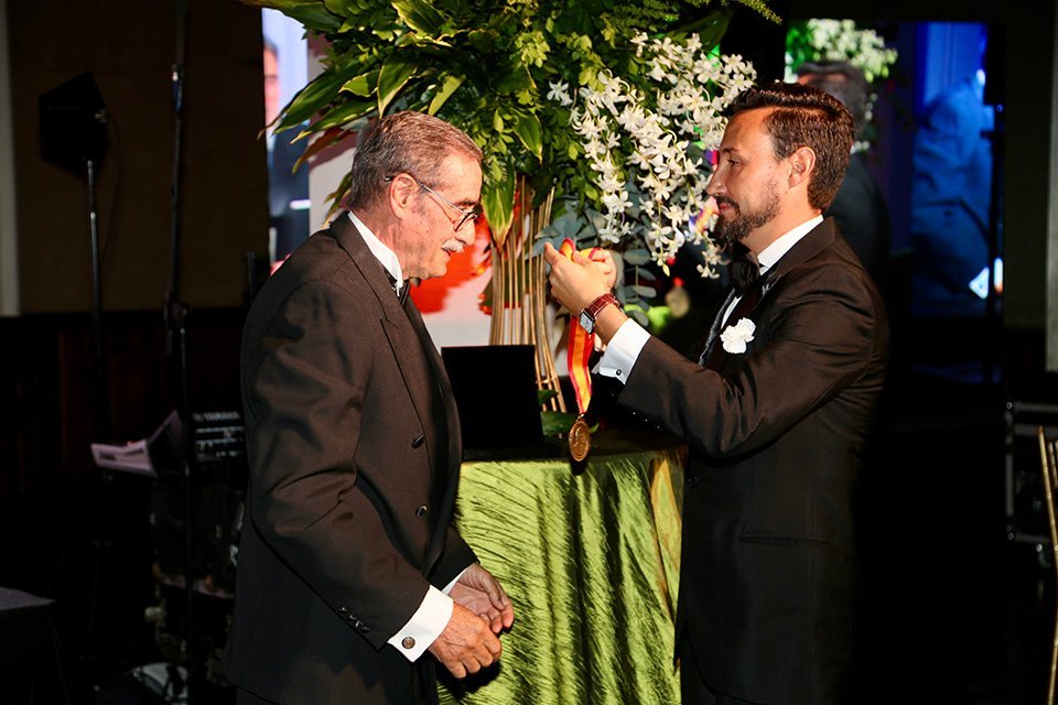 S.E. Guzmán Palacios Fernández, embajador del Reino de España hace entrega de la medalla "Lázaro Gago López", la más alta condecoración de la Cámara, al empresario José Cesáreo Miguez, Presidente de Productos La Doña S.A