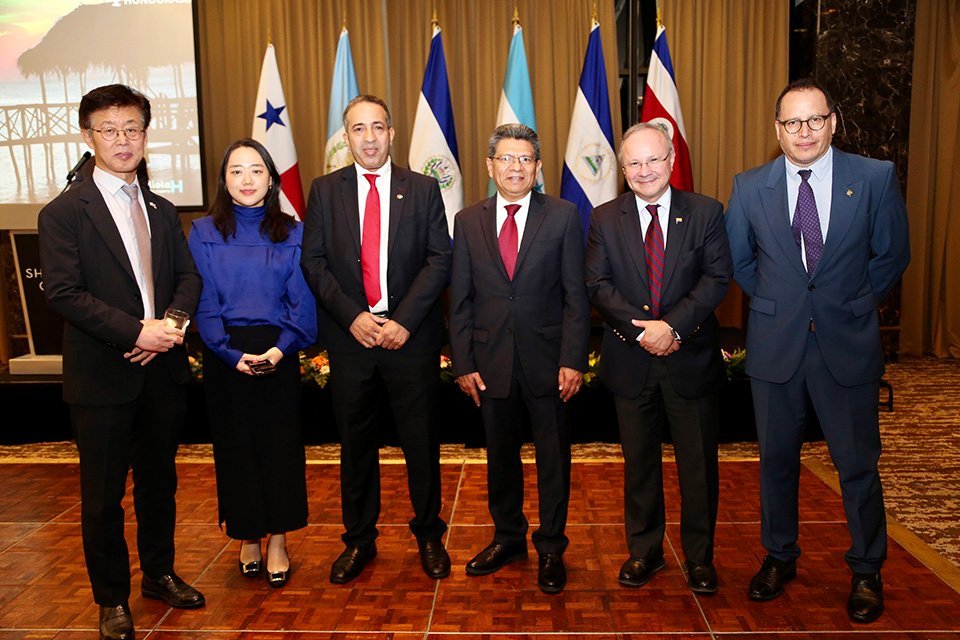 S.E. Jeong Jinkyu, embajador de Corea; H.S. Lee Liu; S.E. Sidahmed Darbal, embajador de la República Árabe Saharaui Democrática; S.S. Santiago Mateos Cibrián, encargado de negocios de la Embajada de México; S.E. Mauricio Baquero Pardo, embajador de Colombia; S.S. Carlos Suárez Cornejo, encargado de negocios de la Embajada de Bolivia.