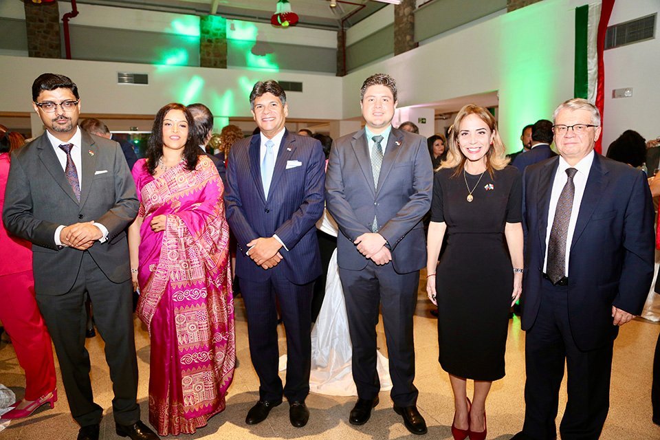 S.E. Sumit Seth, embajador de India; H.S. Dimple Seth; S.E. Diomede Carles, director de protocolo y ceremonial del Estado; H.S. Gustavo Cerrud, director de los Archivos Nacionales; S.S. Jhannett Madriz Sotillo, encargada de negocios de la Embajada de Venezuela; S.E. Evgeny Boykov, embajador de Rusia.