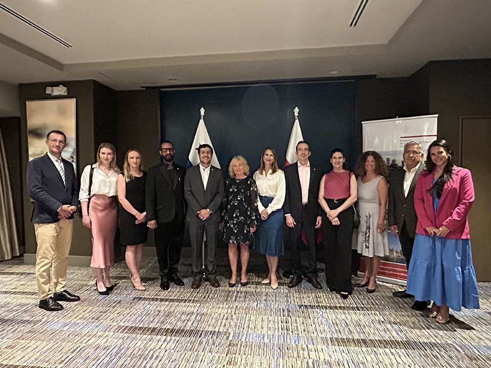 S.S. Jolanta Janek, Jefa de Misión de Polonia en Panamá; H.S. Yill Otero, Secretaria General PROPANAMA; Walter Cohen, Director General de Servicios al Inversionista MICI; Hardeep Bhullar, Director de Atracción del Gobierno de Panamá MICI; Gustavo Taft, Vicepresidente de CCIAP; José Palermo, Cónsul Honorario de Polonia en Colón; Agata Błaszczyk, Ministra Consejera de la Embajada de Polonia; Maryliana Manrique, Responsable de Asuntos Económicos y Comunicación de la Embajada de Polonia; Anna Dobrzycka; Jefa de la Agencia de Inversión y Comercio Polaca -PAIH; Anna Markowski, Agencia de Inversión y Comercio Polaca -PAIH, Lukasz Zablonski, Agencia de Inversión y Comercio Polaca -PAIH