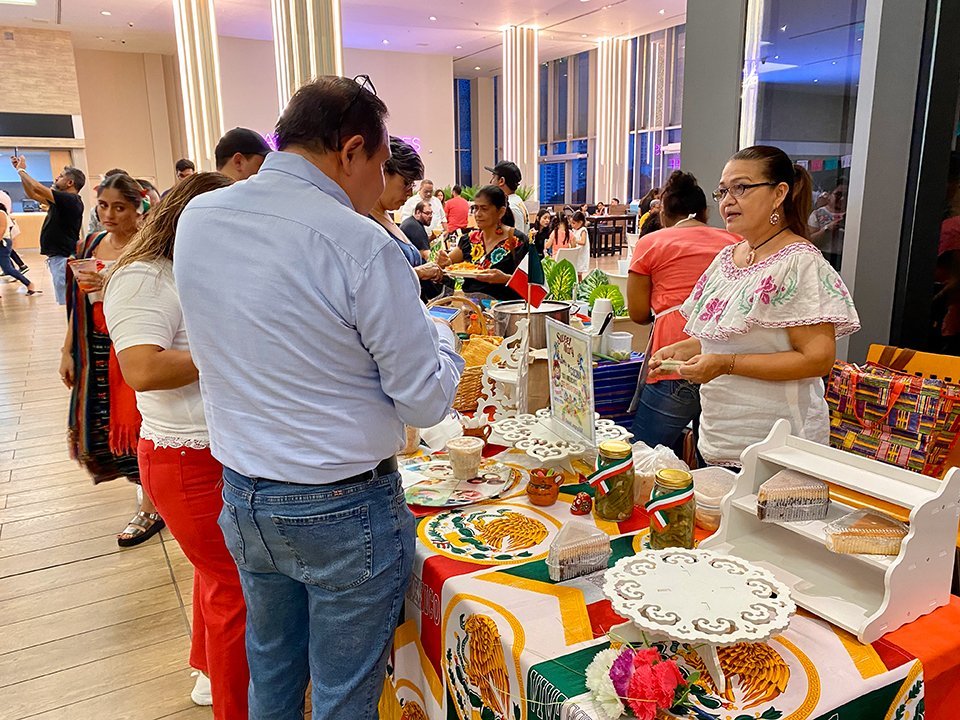 La feria familiar ”Fiesta de Independencia México 2023” contó con venta de productos de emprendedores, comida típica, artesanías y presentaciones artísticas.