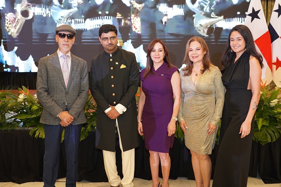 Conmemoración de los 76 Años de la República de la India