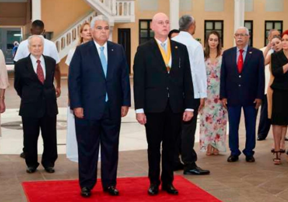 S.E. José Raúl Mulino, presidente de la República de Panamá; H.S. Carlos Guevara Mann, presidente de la Sociedad Bolivariana.