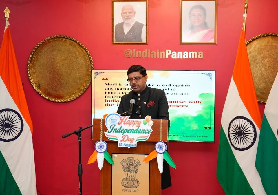 Dr. Sumith Seth, Embajador de la India en Panamá, brinda un discurso en el que resalta el 15 de agosto como una fecha de especial significado tanto para la India como para Panamá.