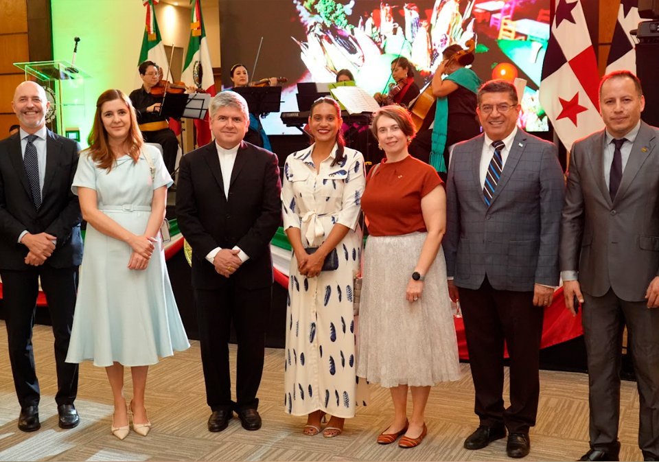 S.E Fabrizio Nicoletti, Embajador de la República Italiana; S.E Sandra Pitta, Embajadora de la República Argentina; S.E.R. Monseñor Dagoberto Campos Salas, Santa Sede; S.E Amanda Martínez, Embajadora de Barbados en Panamá; S.E Patricia Atkinson, Embajadora de Canadá en Panamá; S.E Candelario Reyes, Embajador de la República de Honduras; S.S. Carlos Javier Suárez Cornejo, Primer secretario encargado de negocios a.i. Estado Plurinacional de Bolivia.