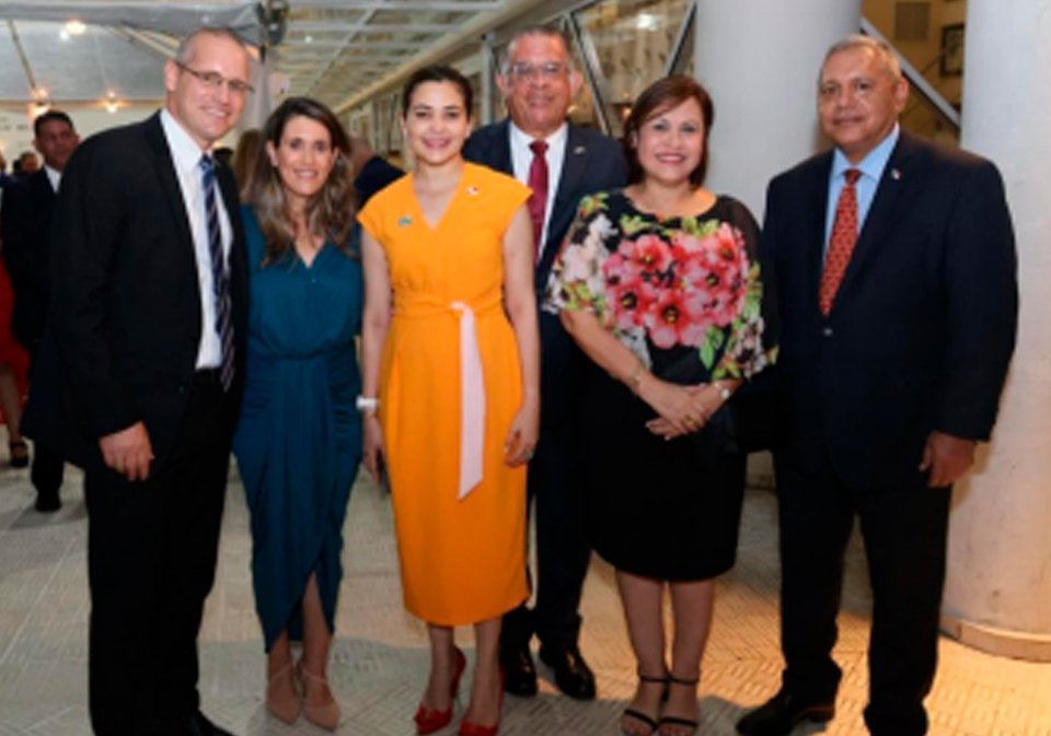 Embajador de Israel en Panamá S.E. Itai Bardov, H.S. Sarit Bardov, Canciller de la República de Panamá S.E. Janaina Tewaney Mencomo, Ministro de Desarrollo Agropecuario S.E. Augusto Valderrama, H.S. Analida Pitty Ceballos y el Vicecanciller S.E. Vladimir Franco.