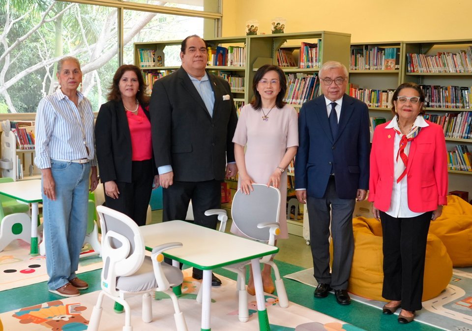 China dona libros a Biblioteca Nacional de Panamá