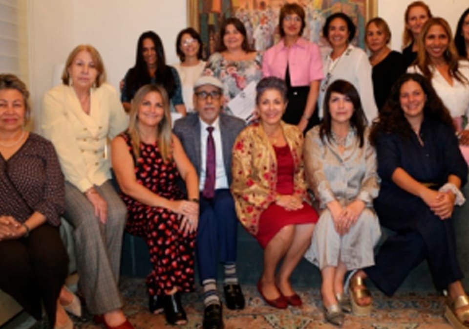 Embajadora de República Dominicana S.E. Prisca Mazara, Norma Calero, Ana María Paredes, Martina Maione, Morgana Teixeira de Abreu e Silva, Embajadora del Reino de Marruecos S.E. Bouchra Boudchiche, Doris Ugaz, Perla De Andrea, Embajadora de Canadá S.E. Kim Ursu, Anie Dooner, Sonia Díaz de Mateos, Alejandra Sanguine, Encargado de Negocios de Libia S.S. Jamal Ramadán Abuagila, Embajadora de Costa Rica S.E. Ingrid Picado, Sonia Arroyo de Flores y Laura Giller