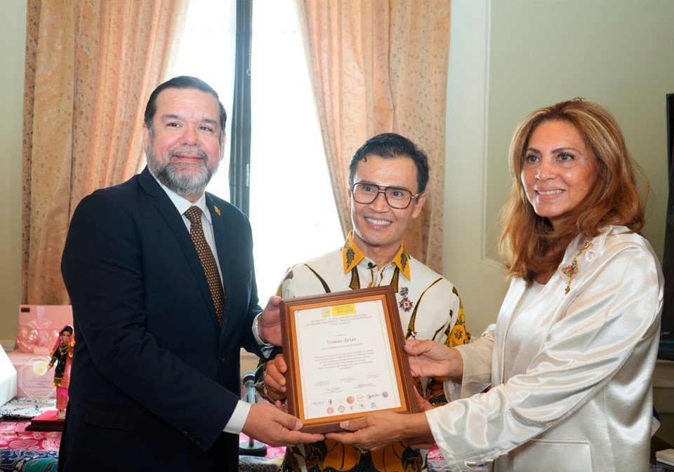 FEMUPERP distingue al embajador de Indonesia en Panamá