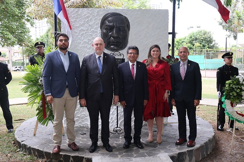 H.S. Jesús González, miembro de la Cámara de Comercio Mexicana en Panamá; S.E. Carlos Guevara Mann, Viceministro de Asuntos Multilaterales y de Cooperación del Ministerio de Relaciones Exteriores; S.S. Santiago Mateos Cibrián, Encargado de Negocios, a.i. de la Embajada de México; H.S. Ariadna Padrón de la Alcaldía de Panamá; H.S. César Kiamco, Representante del Corregimiento de Bella Vista.