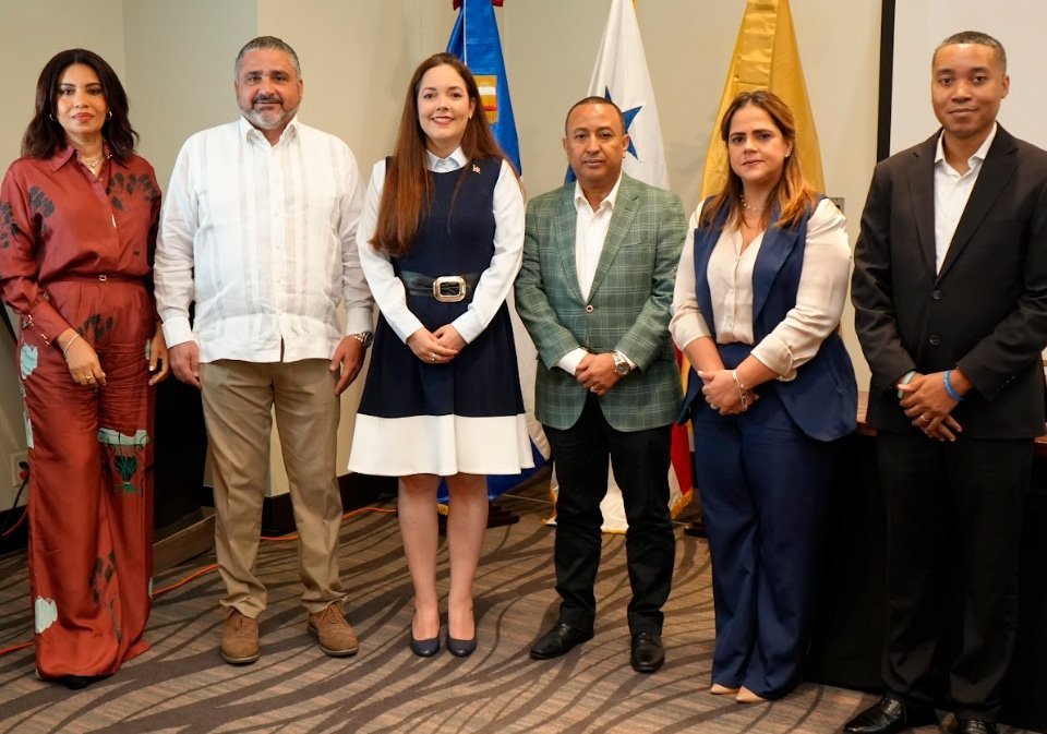 Yohanna Valenzuela, subdirectora de comunicaciones de la JCE, Samir Chami Isa, miembro de la JCE; Hirayda Fernández Guzmán, miembro de la JCE; Well Sepúlveda, director del Voto de los Dominicanos en el Exterior; Celide Pérez Peña, secretaria de la JCE; William Heredia, encargado de la OSE en Panamá, durante la recepción.