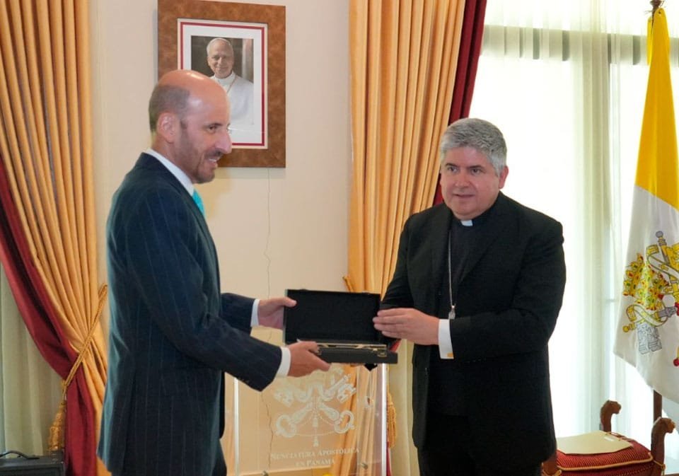 1. H.S. Rubén Farje, representante de la Organización de los Estados Americanos en Panamá; S.E.R. Dagoberto Campos Salas, nuncio apostólico de la Santa Sede en Panamá, durante la entrega del reconocimiento.