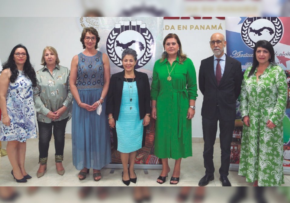 Junta Directiva de la Asociación Diplomática en Panamá Sonia Díaz de Mateos, Norma Calero, S.E. Bouchra Boudchiche, S.E. Ingrid Picado, María Teresa Haddad, S.S. Jamal Ramadán Abuagila y Sonia Arroyo de Flores.