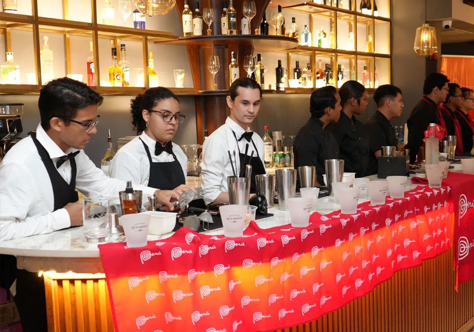 Representantes de las facultades de gastronomía de Panamá que participaron con talento y creatividad en esta celebración de las fiestas patrias del Perú