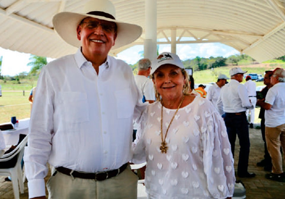 Embajador del Perú S.E. Mario López Chávarri y la Presidenta de la Asociación de Criadores y Propietarios de Caballos Peruanos Priscilla Boyd de Lewis.