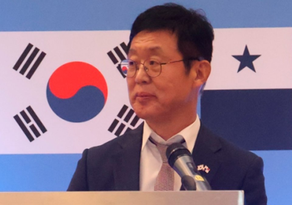 S.E. Jeong Jinkyu, embajador de Corea.