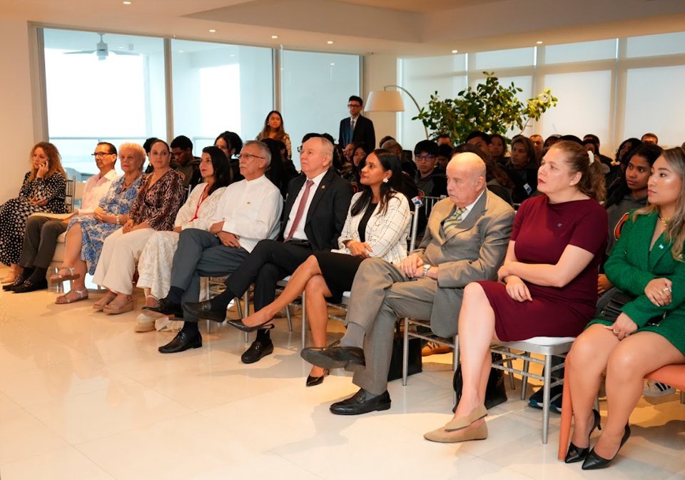 Joaquín Vásquez, invitado especial; Virginia de Vásquez, invitada especial; Irene Vélez, ministra de Ambiente de Colombia; S.E. Fabio Mariño Vargas, embajador de la República de Colombia en Panamá; Elías Castillo, secretario ejecutivo del PARLATINO; Amanda Martínez, Embajadora de Barbados en Panamá; Miguel Antonio Bernal, abogado y escritor panameño; Heroína Telaku, embajadora de Kosovo en Panamá; Thania Zelaya, ministra consejera de la Embajada de Honduras en Panamá e invitados especiales.